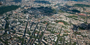 Corona-Pandemie in Berlin betrifft auch Mieten: Eine Luftaufnahme Berlins, zu sehen sind Häuserschluchten von oben