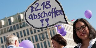 Frau mit einem Plakat: "§ 218 abschaffen"