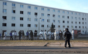 Polizisten in weissen Schutzanzügen in der Flüchtlingsunterkunft Suhl