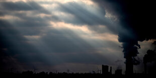 Nordrhein-Westfalen, Niederaußem: Wolken ziehen über das Braunkohlekraftwerk Niederaußem.