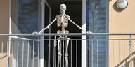 Ein menschliches Skelett steht auf einem Balkon