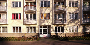 eine Hausfassade aus den 50er Jahren mit Balkons eine Hausfassade aus den 50er Jahren mit Balkons
