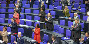 Bundestagsabgeordnete klatschen.