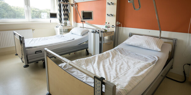 Zwei leere Betten stehen in einem Zimmer in einem Krankenhaus