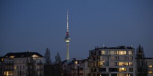 Blick auf den Berliner Fernsehturm bei Nacht.