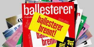 Ein Stapel Fußballmagazine