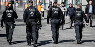 Polizei in Berlin und das Corona-Virus: Polizist:innen patroullieren durch Straßen in Berlin