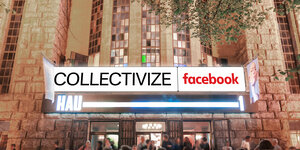 Ein großes Banner, das über dem Haupteingang des Berliner HAU-Theaters hängt, zeigt den Slogan "Collectivize Facebook"