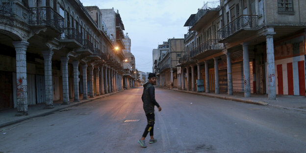 Ein Mann auf einer leeren Straße in Baghdad