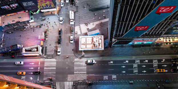 Blick von oben auf den leeren Times Square von New York