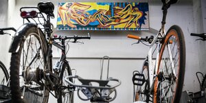 Zwei Räder im Fahrradparkhaus am Bremer Hauptbahnhof