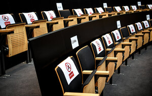 Sitzreihem im Parlament mit Schildern Sitzreihem im Parlament mit Schildern