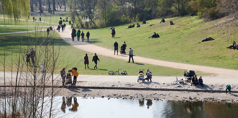 Corona in Beriln: Der Rudolph-Wilde-Park am Rathaus Schöneberg ist am Donnerstag nachmittag voller Menschen. Trotz Coronakrise genießen die Berliner die Sonne in den Parks.