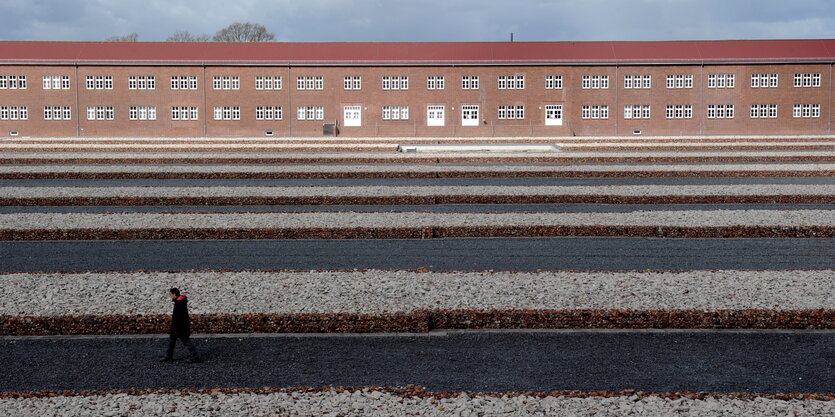 Blick auf das Gelände von Neuengamme mit Baracke