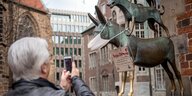 Der Esel der Bremer Stadtmusikanten trägt einen Mundschutz. Um seinen Hals hängt ein Schild mit der Aufschrift: "Social Distancing, please!"