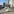 Ein Werbeschild mit Luftballons