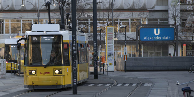 eine Straßenbahn fährt über den Alexanderplatz