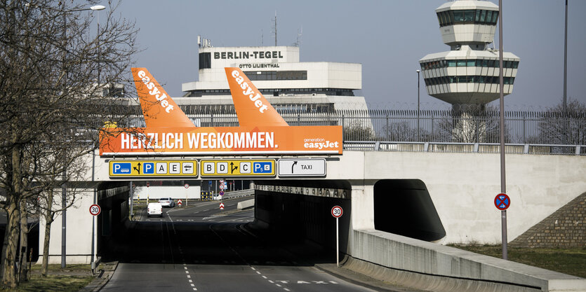 Eine Straße führt auf den Flughafen Tegel zu