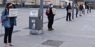 Mitglieder der "TurboKlimaKampfGruppe" stehen am 25. März mit Abstand während sie vor dem Kieler Hauptbahnhof demonstrieren.