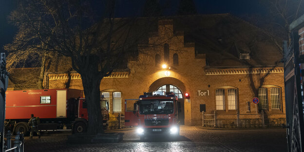 Ein Feuerwehrauto steht vor der Haftanstalt Tegel