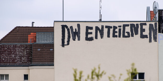 Hauswand in Berlin: Ein Schriftzug ist auf eine Hauswand gemalt. Dort steht: D W enteignen