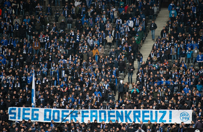 Beim Spiel Hertha BSC - Werder Bremen, 25. Spieltag im Olympiastadion am 7. März 2020 hängt in der Ostkurve eine Plakat "Sieg oder Fadenkreuz"