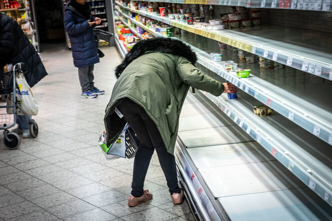 Leere Regale in der Kühlecke in einem Berliner Supermarkt