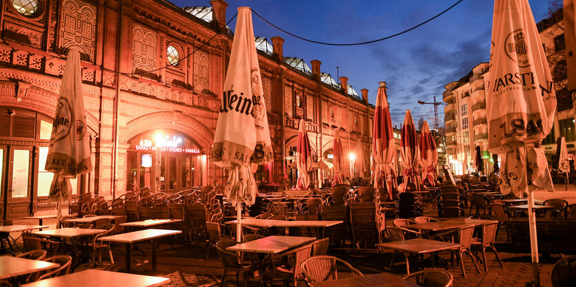 Leere Tisch vor einem Cafe am Hackeschen Markt