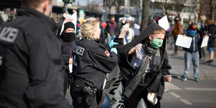 An die 200 Demonstranten mit Atemschutzmasken protestieren während der Verordnung mit Ausgansbeschränkungen und Kontaktverbot zur Eindämmung der COVID-19 - Pandemie (Coronavirus SARS-CoV-2) unangemeldet und mit Sicherheitsabstand am Kottbusser Tor in Berl