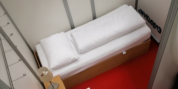 Ein Bett, eine Garderobe in einem kleinen Raum