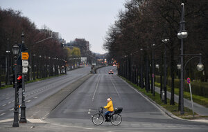Leere Straße mit einer Radfahrerin Leere Straße mit einer Radfahrerin