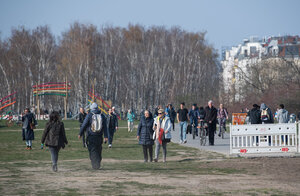 Menschen spazieren durch den Mauerpark Menschen spazieren durch den Mauerpark