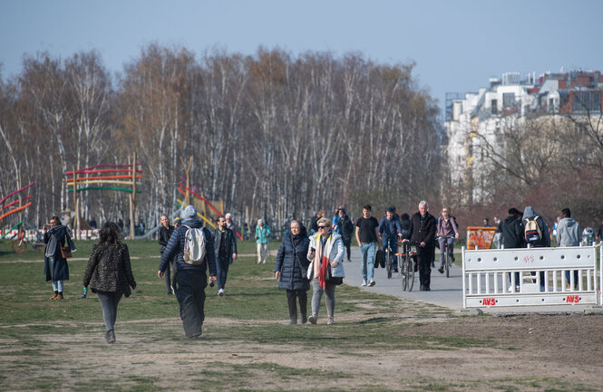 Menschen spazieren durch den Mauerpark