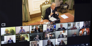 Portugals Präsident Rebelo de Sousa bei einer Videokonferenz vor Ausrufung des Ausnahmezustands. In den Fenstern unter dem, in dem er zu sehen ist, sind andere GesprächspartnerInnen der Konferenz.