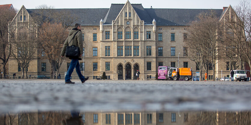 Das Gebäude des Landgerichts in Erfurt spiegelt sich in einer Pfütze