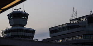 Der Tower des flughafen Tegel im Abendlich