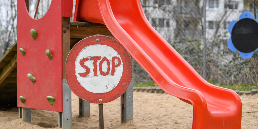 Rutsche in einem geschlossenen Kindergarten.