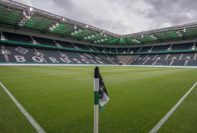 Ein leeres Fußballstadion mit Eckfahne.