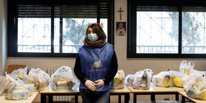 Freiwillige bei einer Lebensmittelverteilung in Rom.