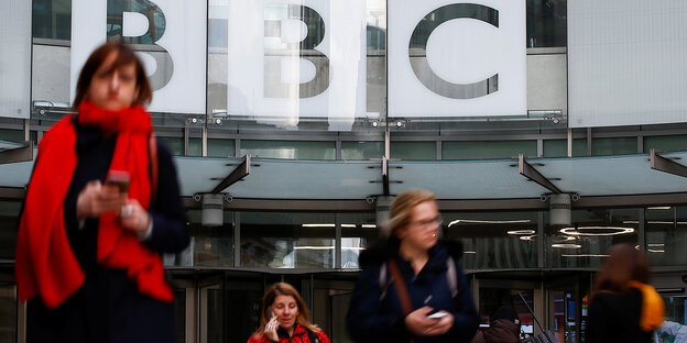 Schriftzug der BBC auf dem Gebäude des Senders in London.