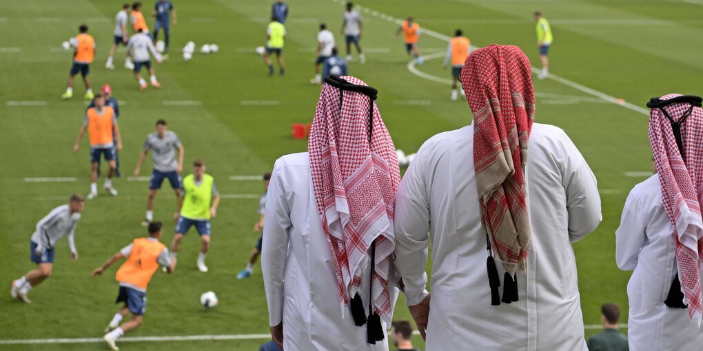 Zuschaer beim Wintertrainingslager des FC Bayern München in Katar.