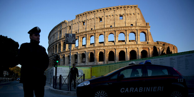 Zwei Polizisten vor dem Colosseum in Rom.