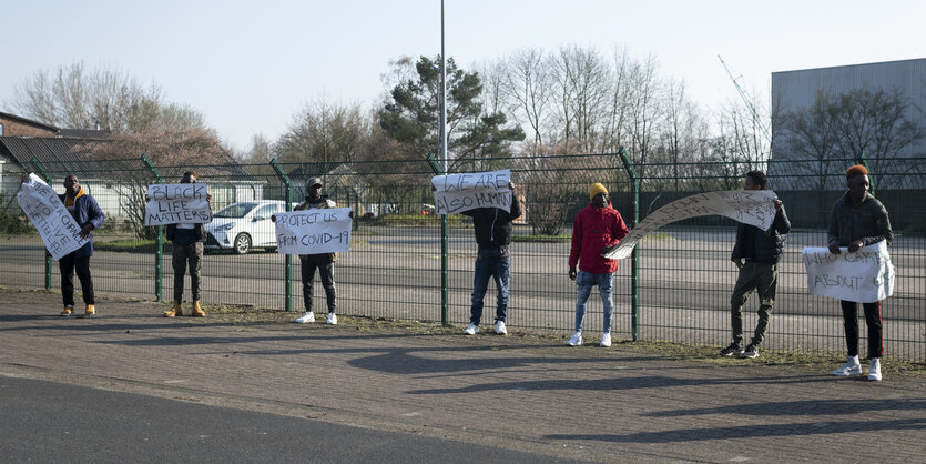 Demo vor Sammelunterkunft für Geflüchtete in Bremen-Vegesack