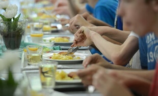 Kinder essen in einer Schulkantine