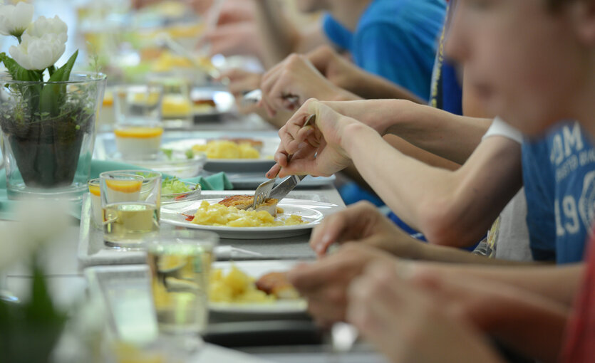 Kinder essen in einer Schulkantine