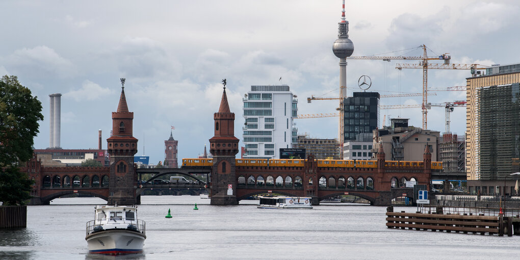 Der Millionärswohnturm Living Levels von Spree her gesehen