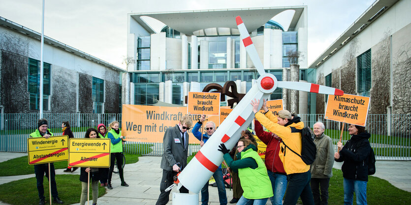 Protest mit einem umgesögten Windradmodell vor dem Kanzleramt.