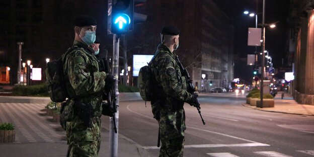 Serbische Militärpolizei auf einer Starße in Belgrad.