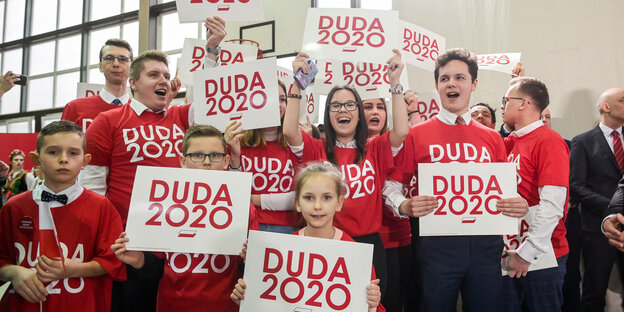 Kinder mit "Duda 2020" Schildern.