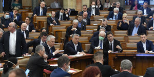 Orbán und ungarische Abgeordnete im Parlament